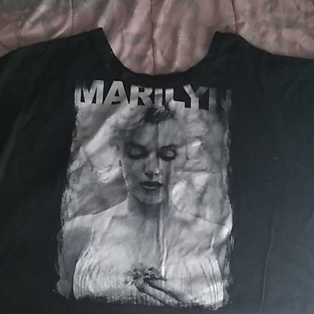 A Marilyn Monroe shirt that's a crop top